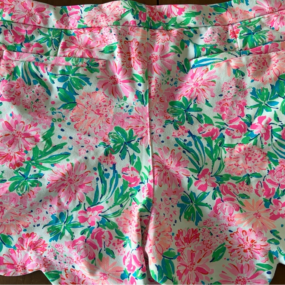 Lilly Pulitzer Floral Pink & Green Women’s Scallop Hem Shorts Size 14 - Picture 2 of 4